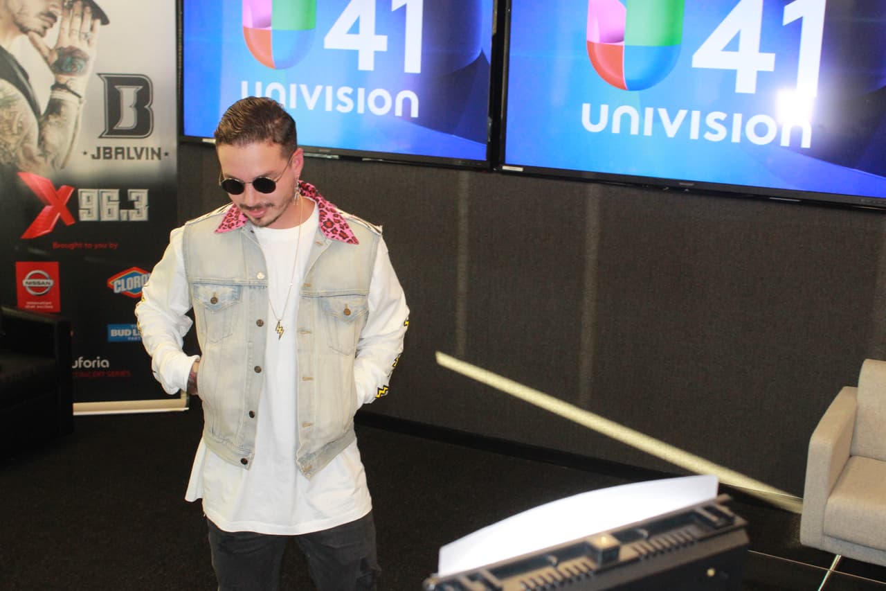 Antes de entrar a los estudios de La X, Balvin se presentó frente a las cámaras de Noticias 41.