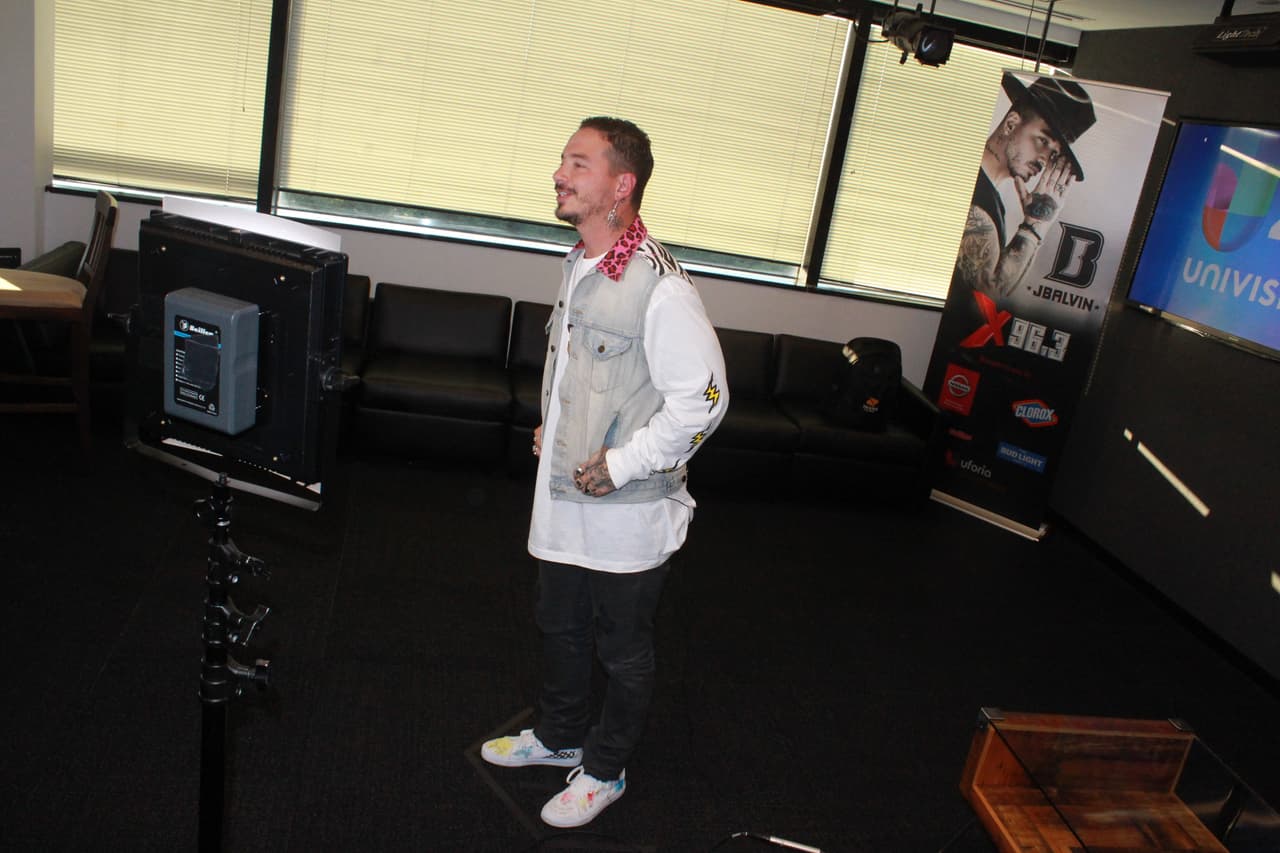 Antes de entrar a los estudios de La X, Balvin se presentó frente a las cámaras de Noticias 41.