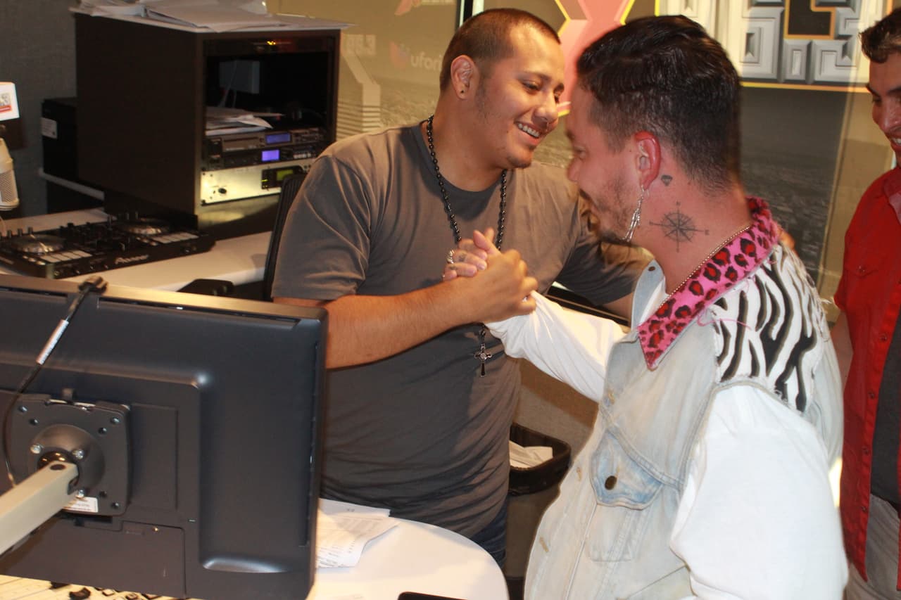 DJ Shulomixx recibió al cantante en los estudiso de La X 96.3.