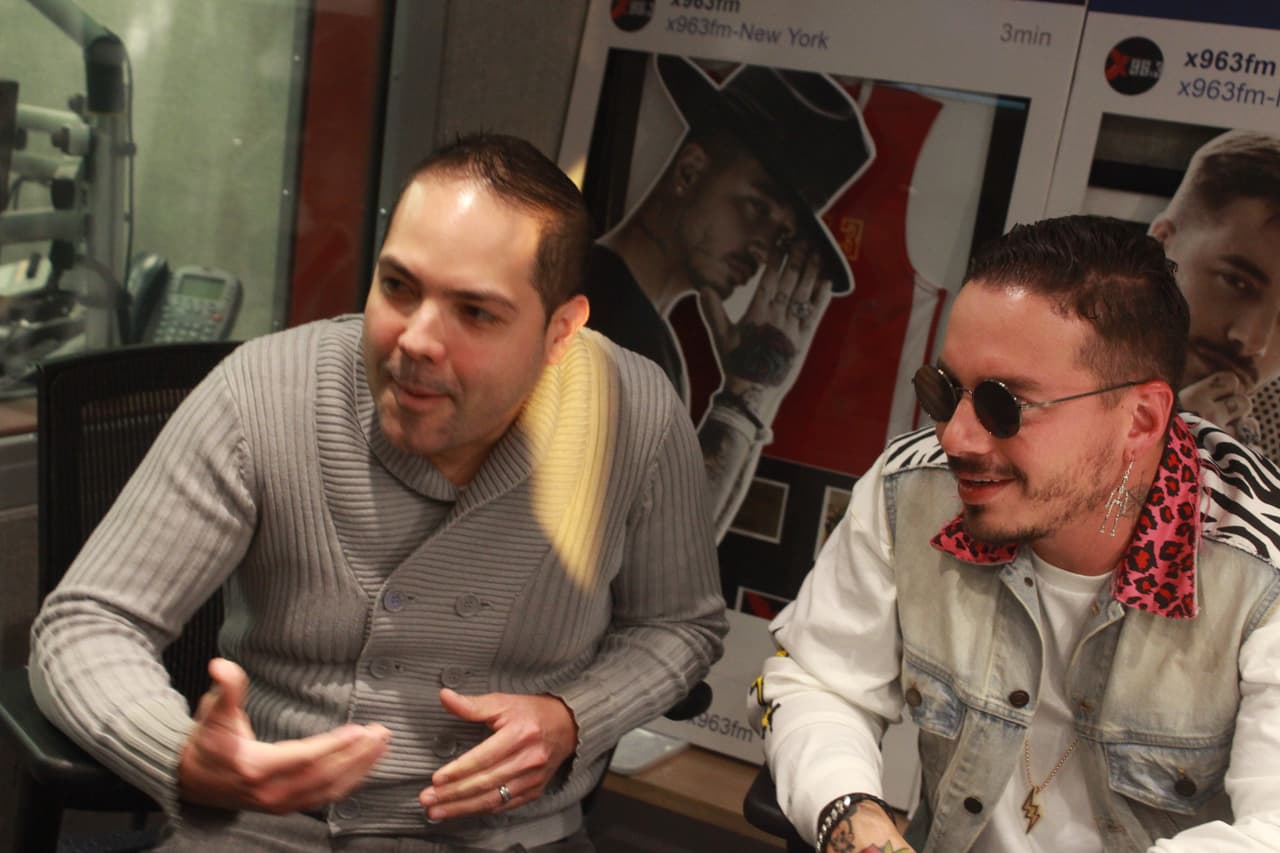 Joel Santiago aprovechó los breaks musicales para hablar con el artista en nuestra transmisión por Facebook Live.