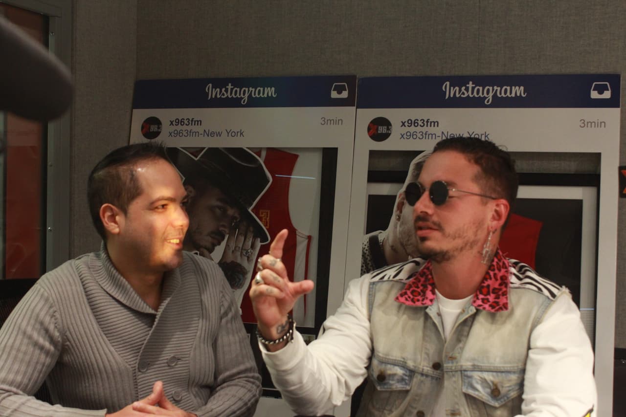 Joel Santiago aprovechó los breaks musicales para hablar con el artista en nuestra transmisión por Facebook Live.