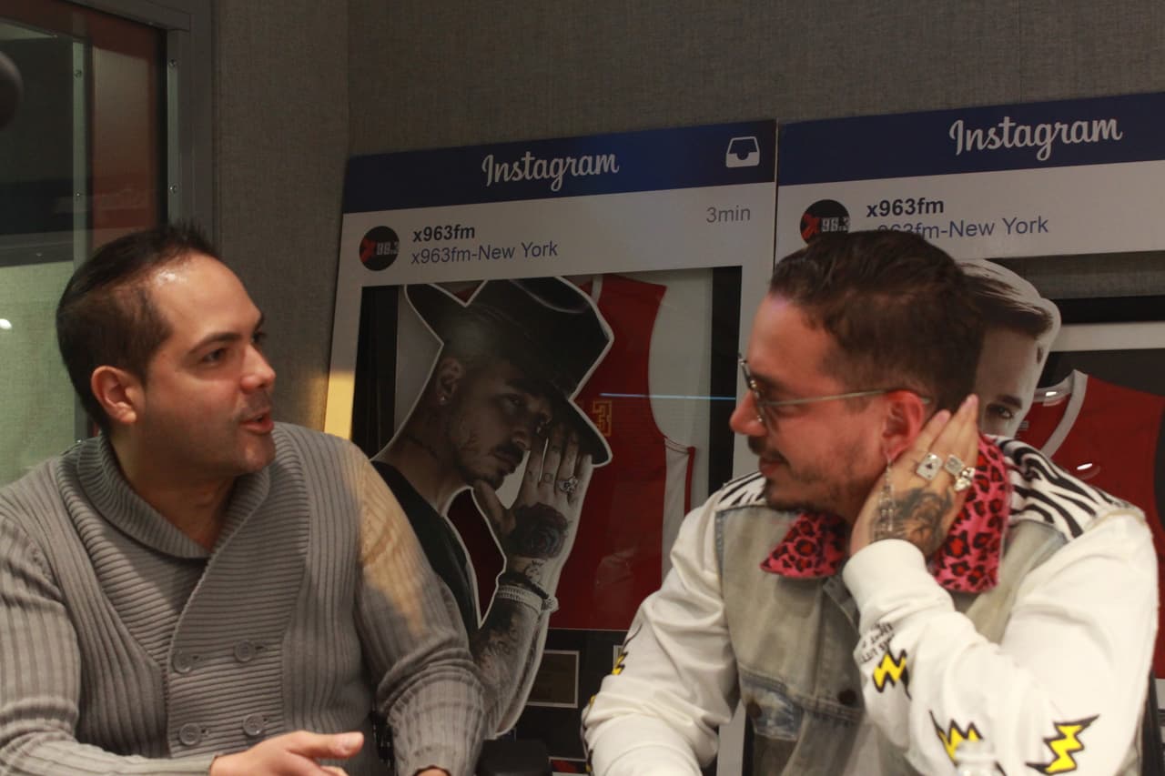 Joel Santiago aprovechó los breaks musicales para hablar con el artista en nuestra transmisión por Facebook Live.