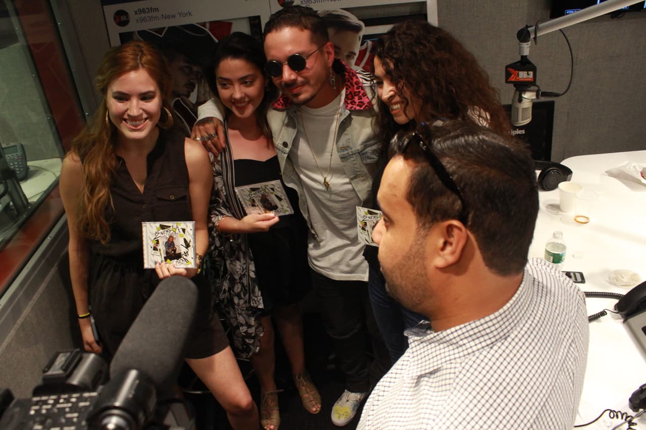 Tres ganadoras se llevaron su nuevo disco autografiado y la oportunidad de tomarse una foto con el artista.