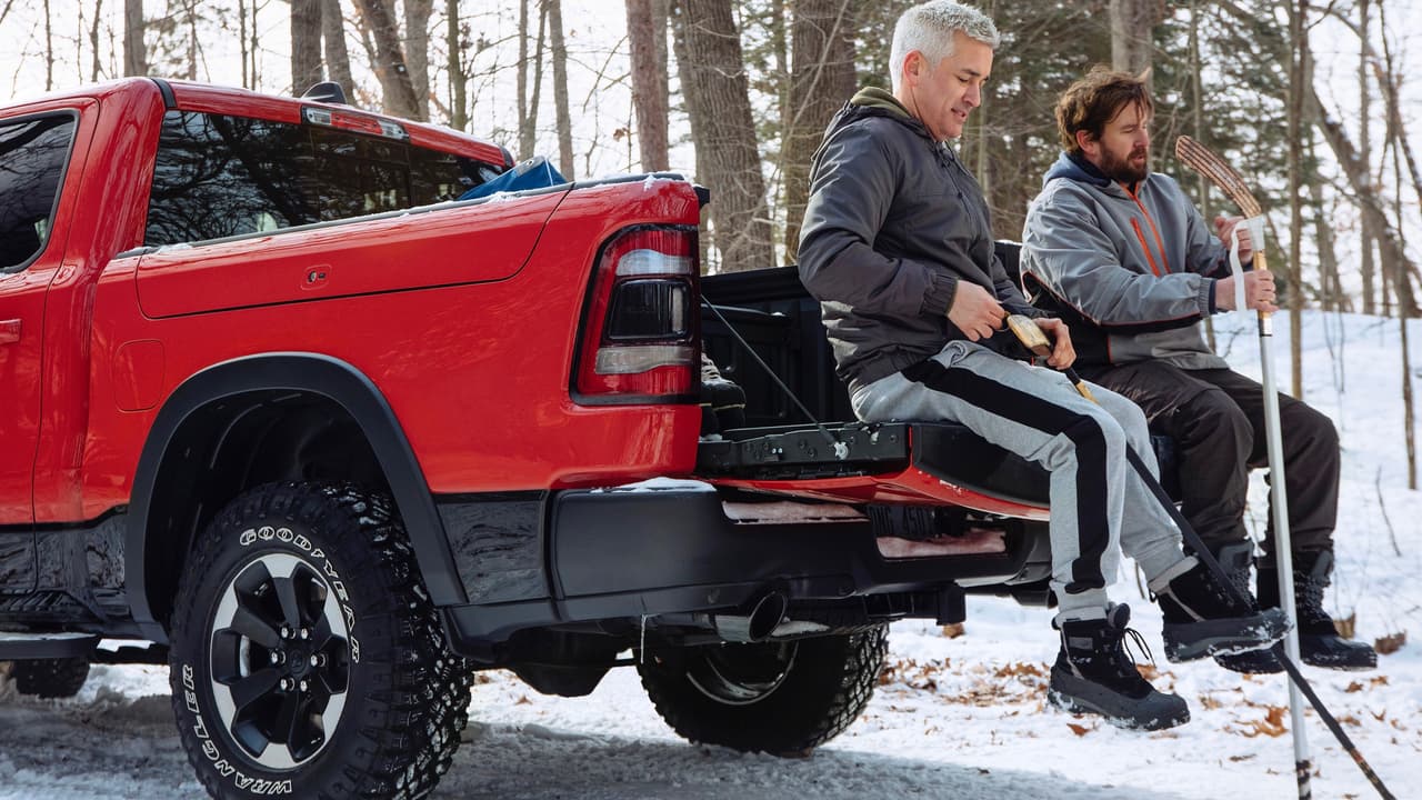 Ram nos dice que el nuevo portón dividido "mantiene todas las capacidades tradicionales del portón trasero regular", indicando que puede 
<b>resistir pesos de hasta 2,000 libras</b>.