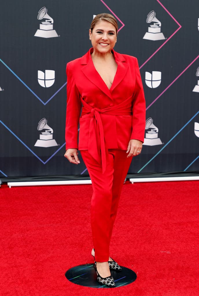 La chef 
<b>Lorena Garcia</b> también desfiló por alfombra con un traje rojo de dos piezas y un maquillaje natural.