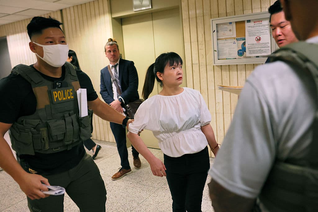 El 30 de junio de 2025, una mujer es arrestada por agentes de ICE tras su audiencia en el Jacob K. Javitz Federal Building en Nueva York. Las detenciones, que se han duplicado en 38 estados según datos de UC Berkeley, reflejan una estrategia intensificada de ICE en las cortes de inmigración. (Foto por Michael M. Santiago/Getty Images)
<br>