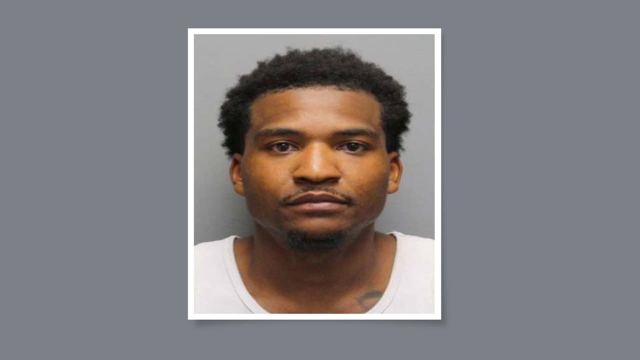 Arrestan a un hombre acusado de exponer sus genitales a dos mujeres en el condado de Harris