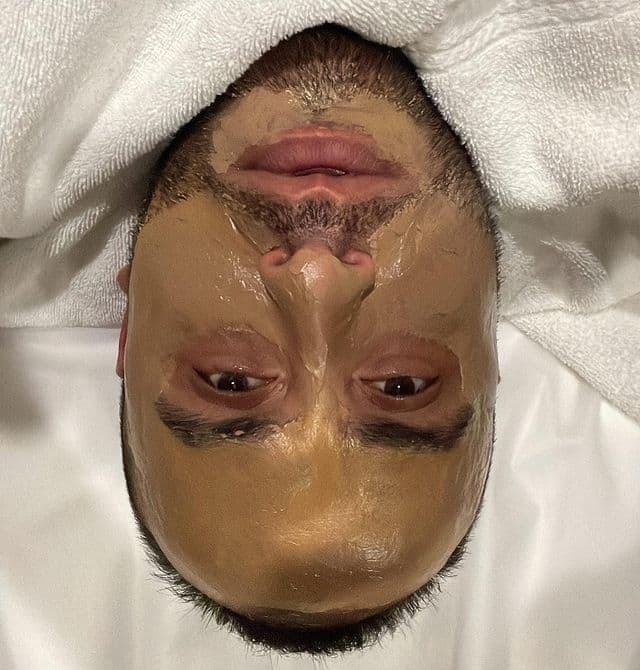 “Ayer me hicieron un facial bien chilo para quitar manchas de la piel causadas por el sol. No sé qué sea, pero PinaBare, como dice mi mamá, no es jajajaja [sic]”, escribió en el post. 
<br>