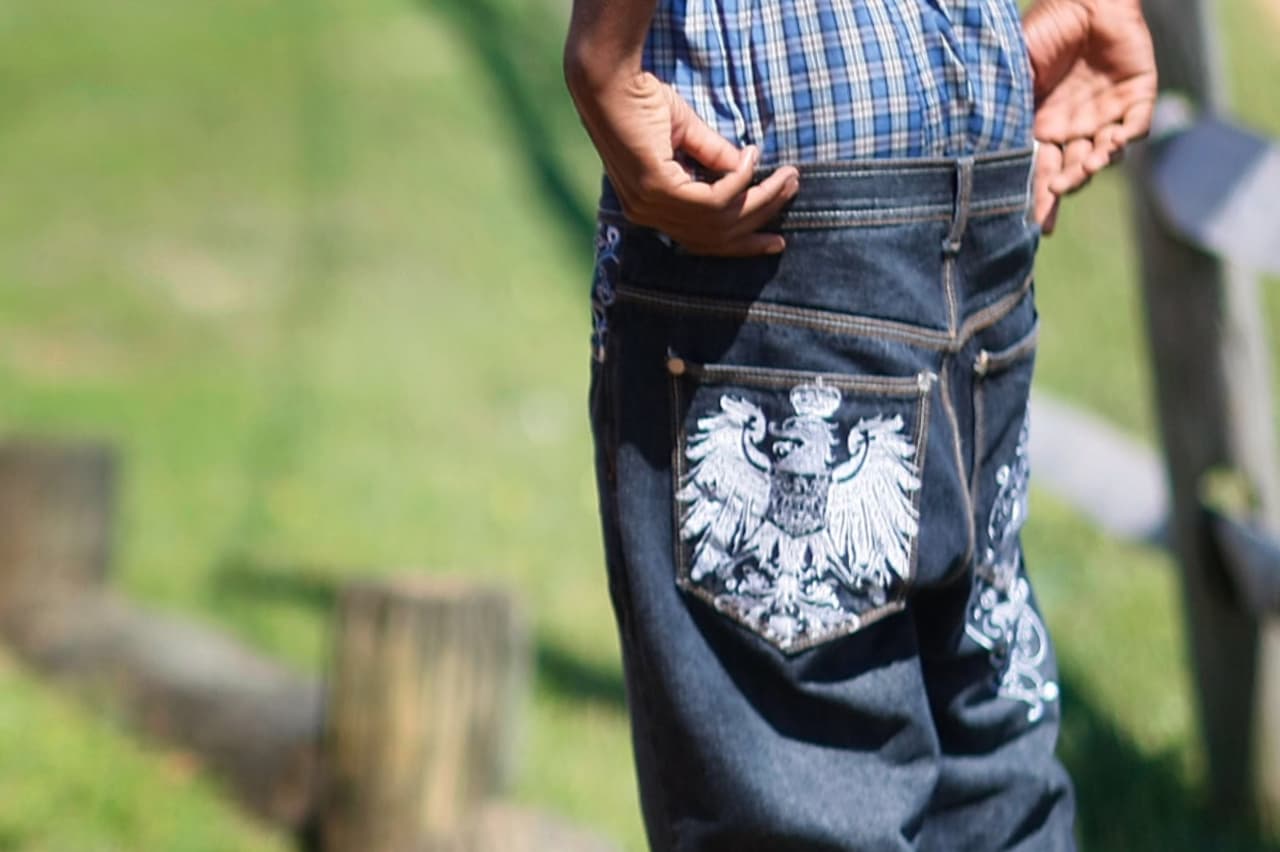 En el año 2007, los comisionados de Opa-locka aprobaron una ordenanza que prohibía el uso de pantalones holgados que mostraban la ropa interior en público. 
<br>