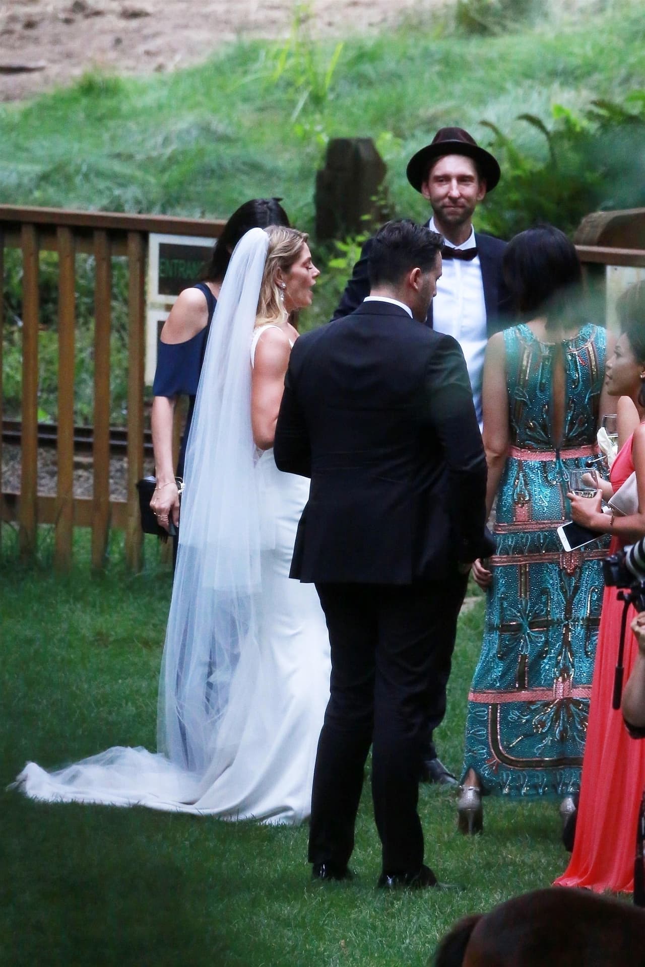 Al enlace matrimonial acudieron familiares y amigos de Ashley y Paul, entre los que se encontraban Eiza y Josh Duhamel.