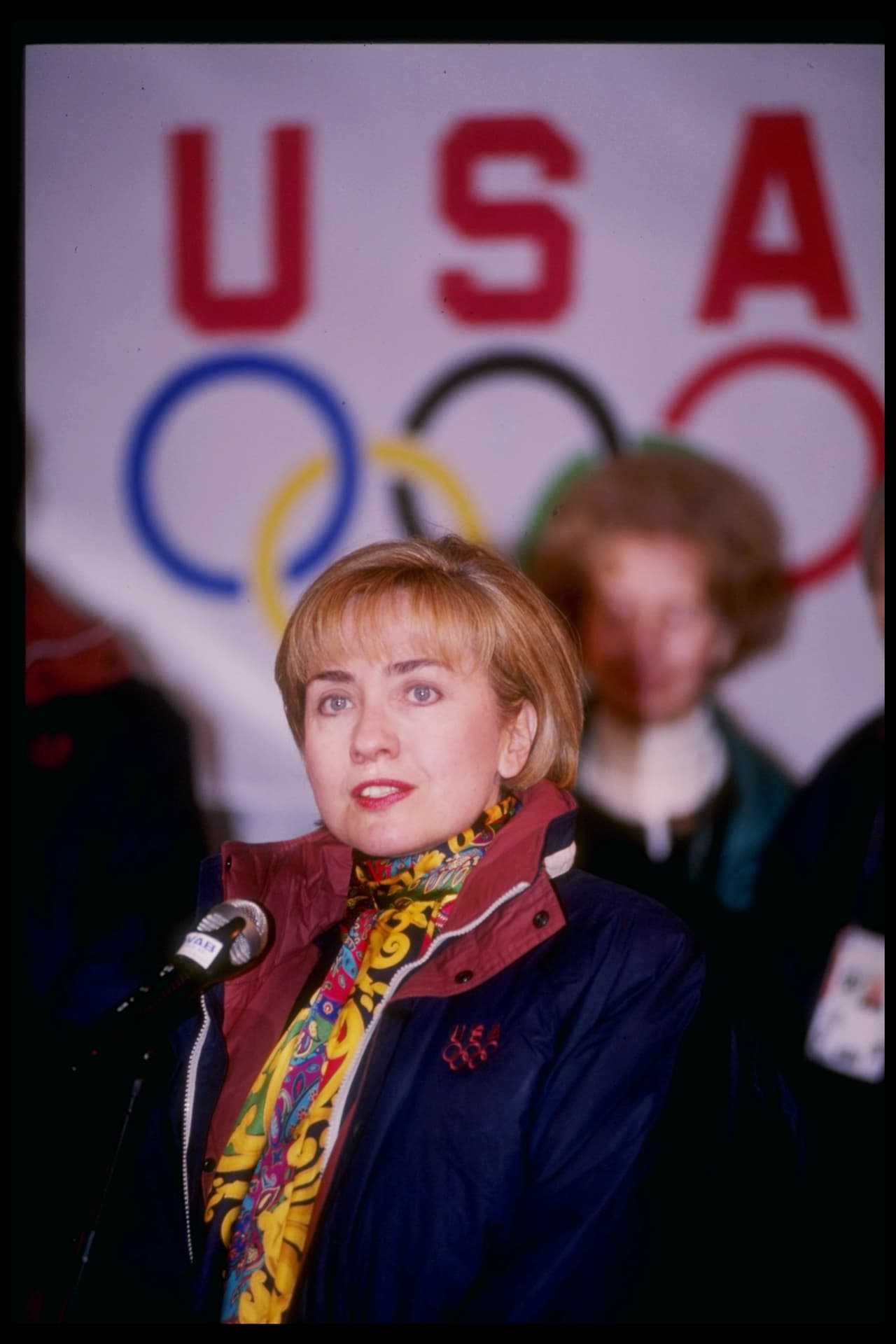 Al parecer cambió de estilista en 1994. En esta foto con el cabello más largo, apoyando a los atletas de Estados Unidos.
