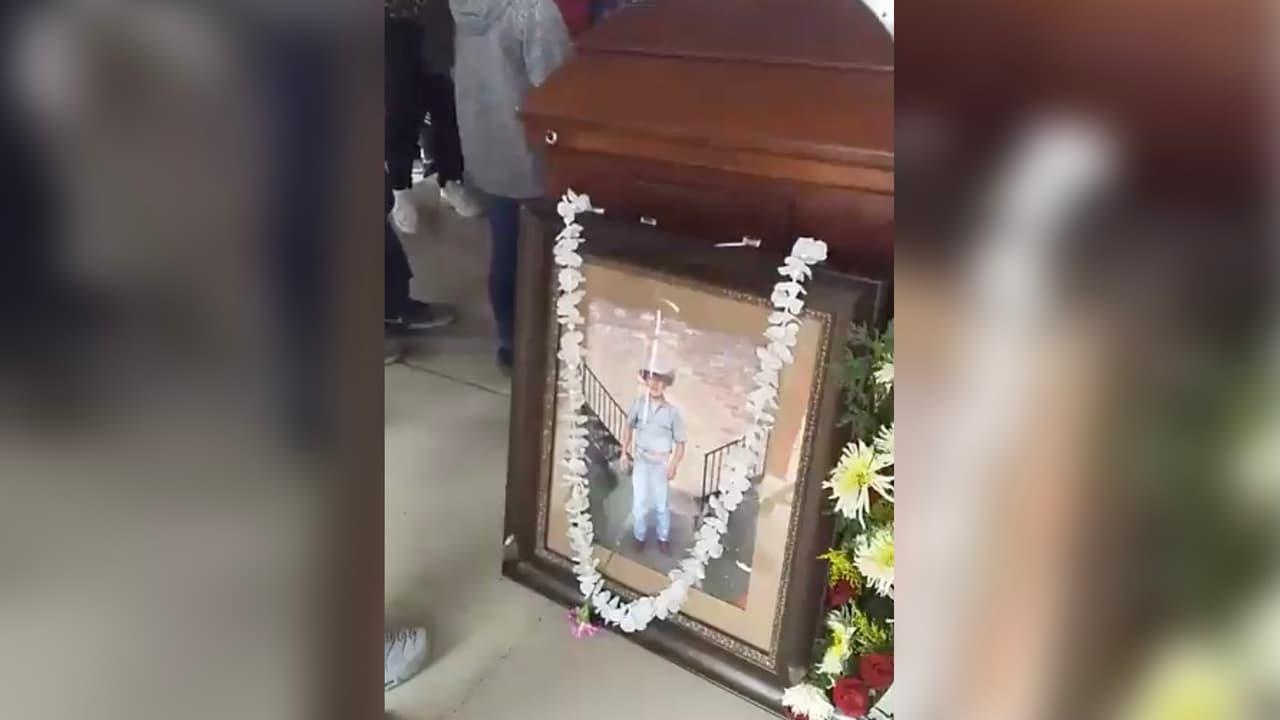 Un oficial del 
<a href="https://www.fortbendcountytx.gov/government/departments/administration-of-justice/sheriff-s-office" target="_blank">condado Fort Bend</a> estaba trabajando como seguridad en ese evento y le ordenó a José que soltara la navaja que tenía en la mano, según dice la oficina del alguacil en un comunicado.