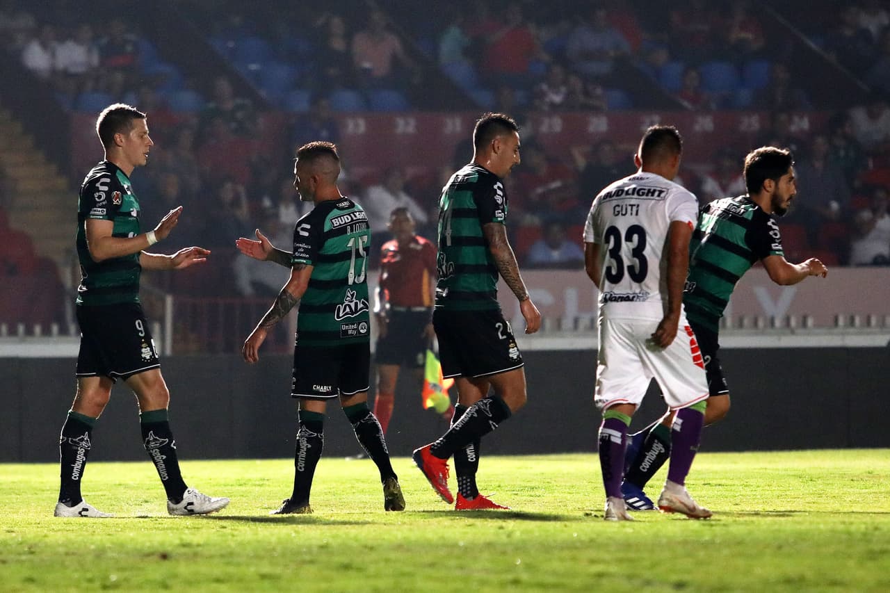 Al minuto 25' Julio Furch (izquierda) anotó el 1-1 provisional, ofreciendo disculpas a la afición veracruzana.