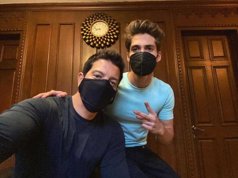 "Pobrecito, no sabe qué hacer y está su otro pequeñito también involucrado", dijo a 'Ventaneando' refiriéndose a Ian, el retoño más pequeño de Yahir, que tiene 5 años.
<br>