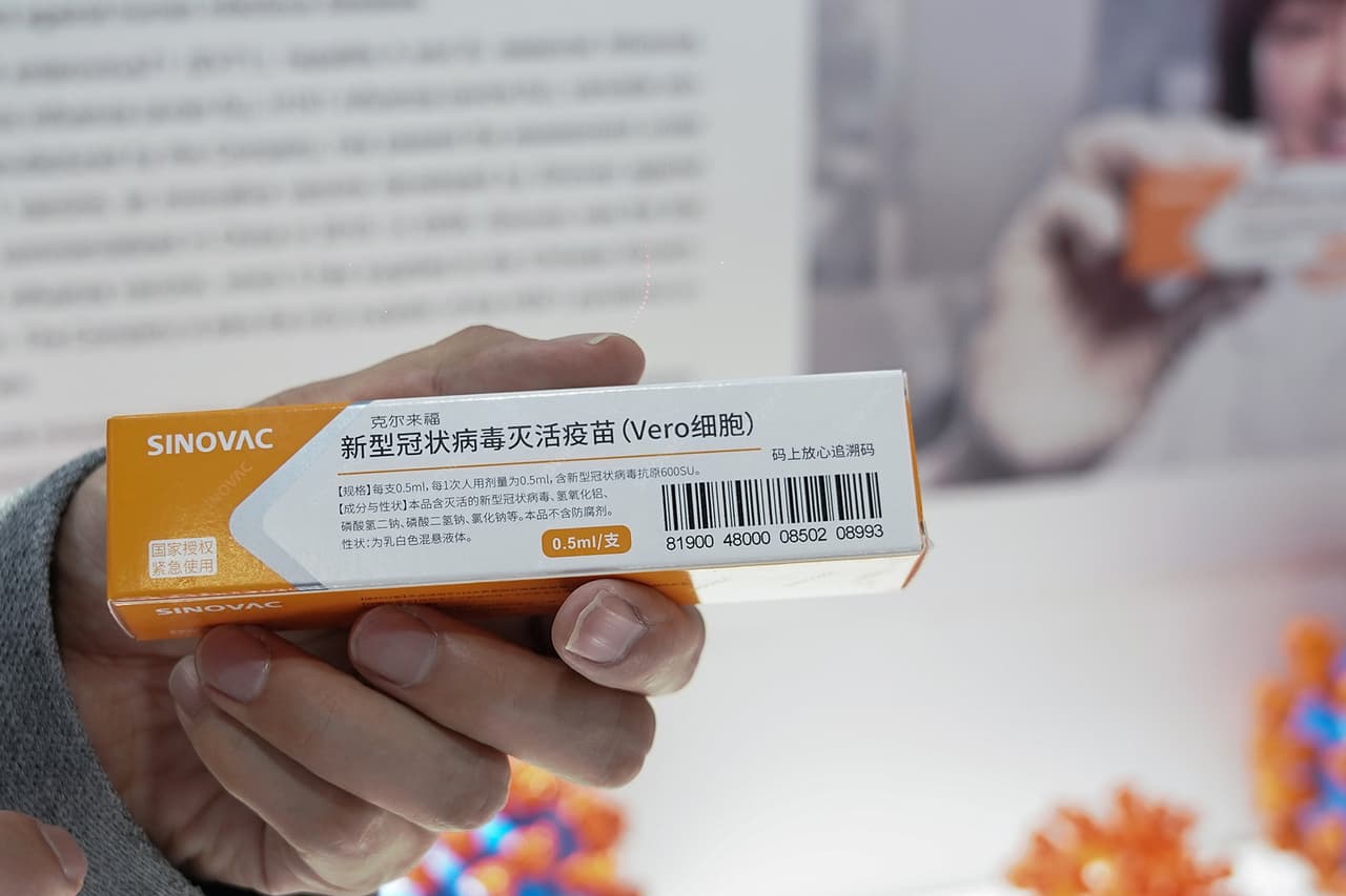 <b>China. 2.8 dosis administradas por cada 100 personas.</b> En este país se registraron los primeros casos de la enfermedad y acumula 3.4 muertes por cada millón de personas, una de las tasas más bajas (tiene más de 1,400 millones de habitantes). En China se desarrollaron localmente dos vacunas, que se han distribuido también en otros 14 países.