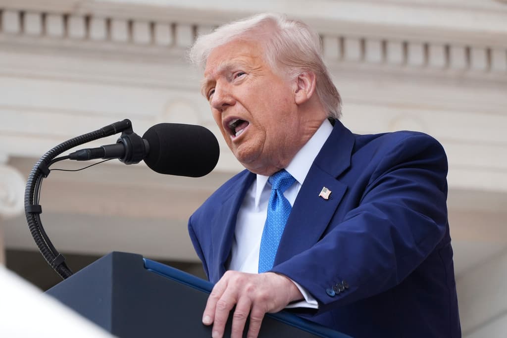 El presidente Donald Trump habla durante la 157ma Conmemoración Nacional del Día de los Caídos en Guerras, en el Cementerio Nacional de Arlington, el lunes 26 de mayo de 2025, en Arlington, Virginia. (AP Foto/Jacquelyn Martin)