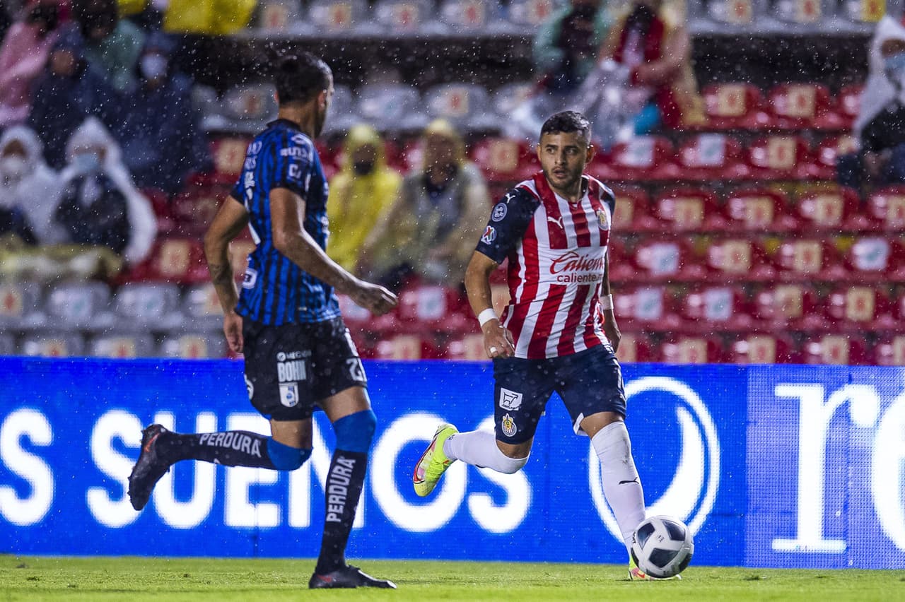 Jonathan Dos Santos es el héroe de la noche, ya que su solitario gol le da un valioso triunfo a Querétaro 1-0 sobre las Chivas.