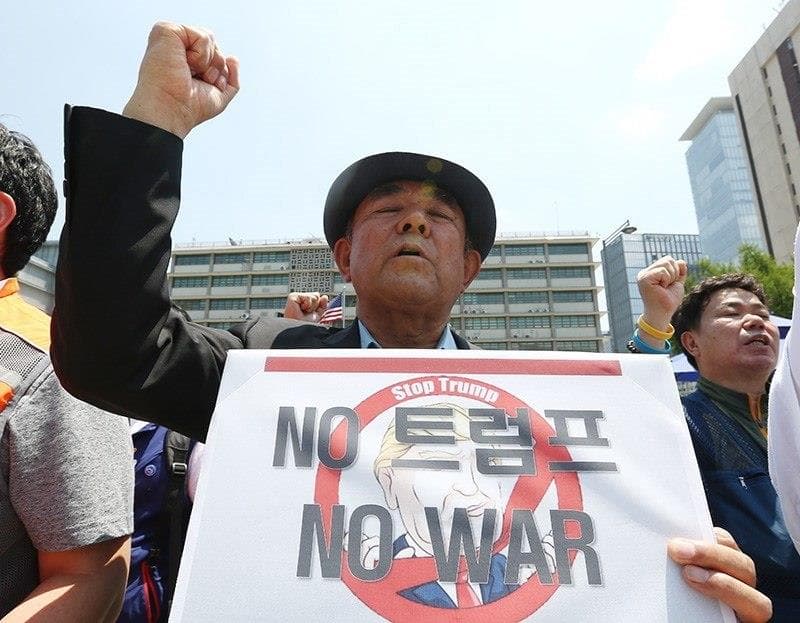 En una de las pancartas de los manifestantes se leía la frase: “Alto Trump. Guerra no”