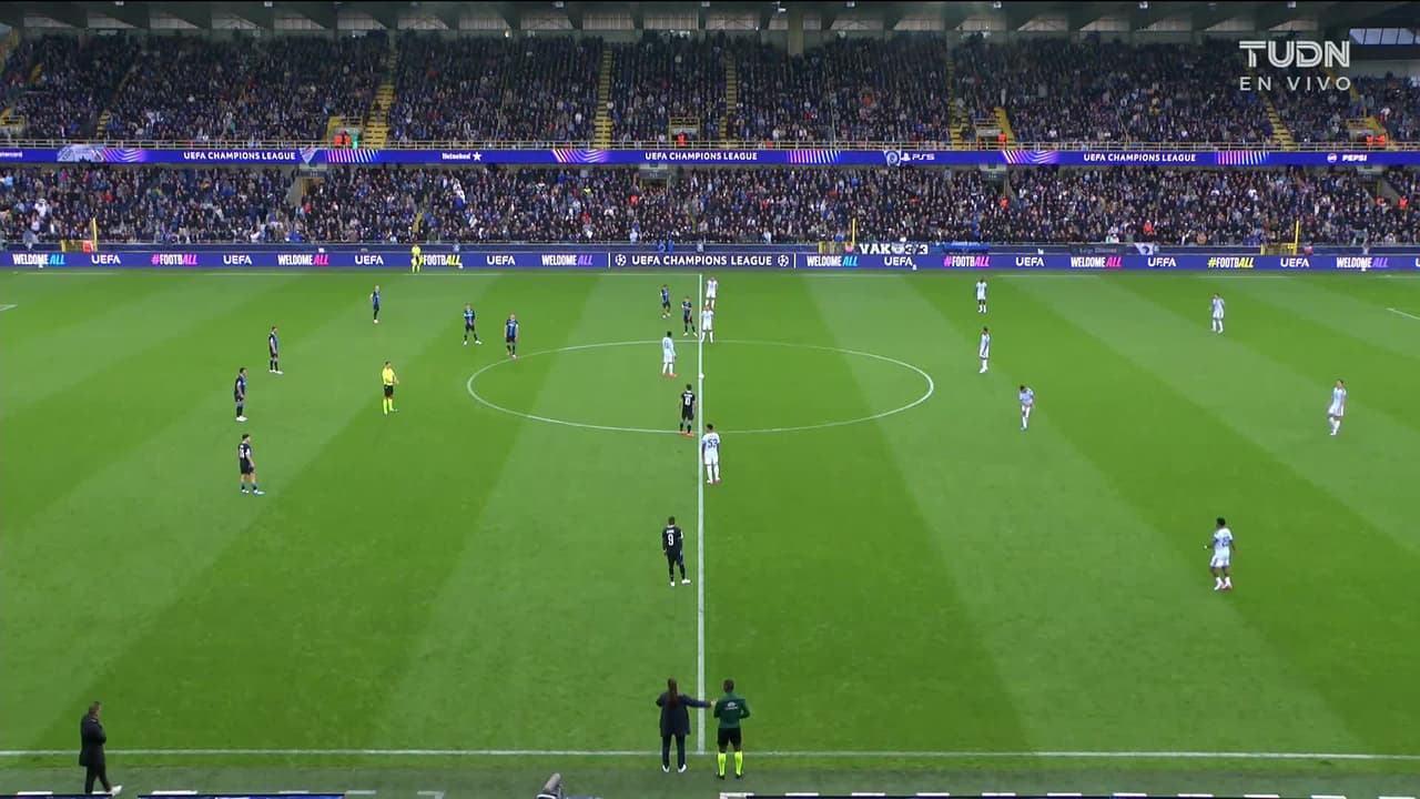 Arranca el partido y la pelota está en juego.
