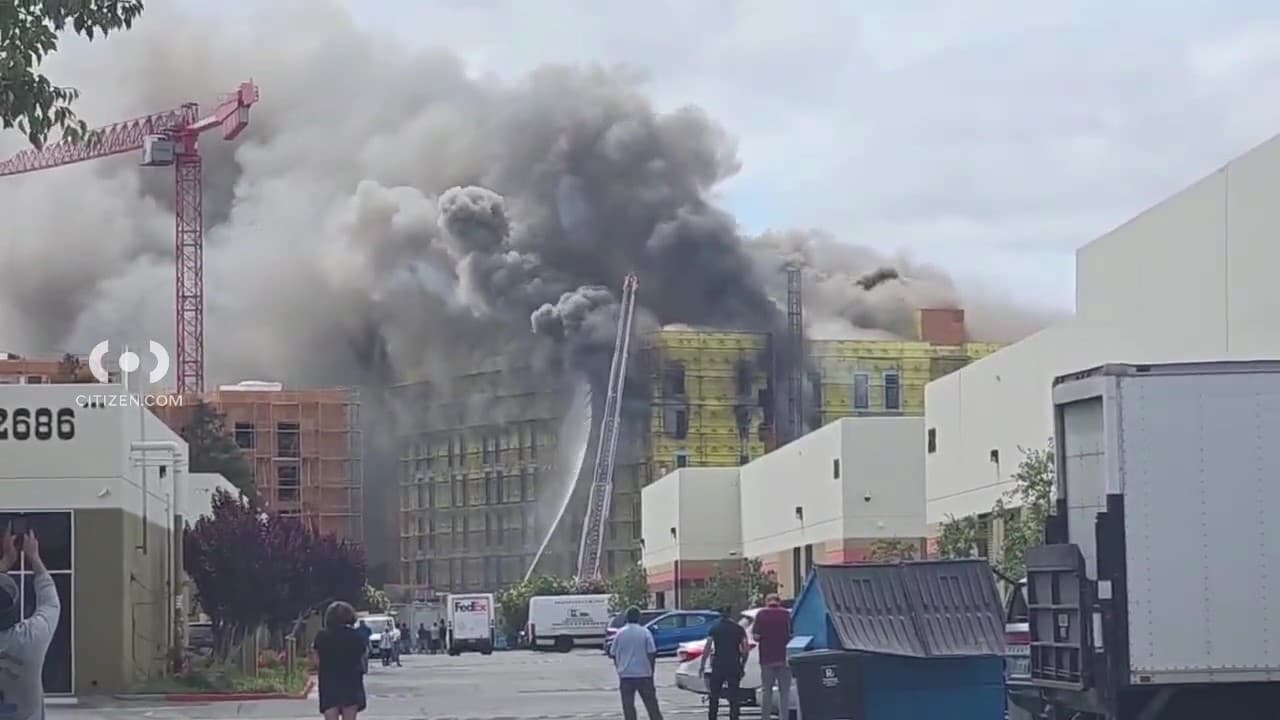 Evacuan a residentes de Redwood City por incendio en edificio en construcción