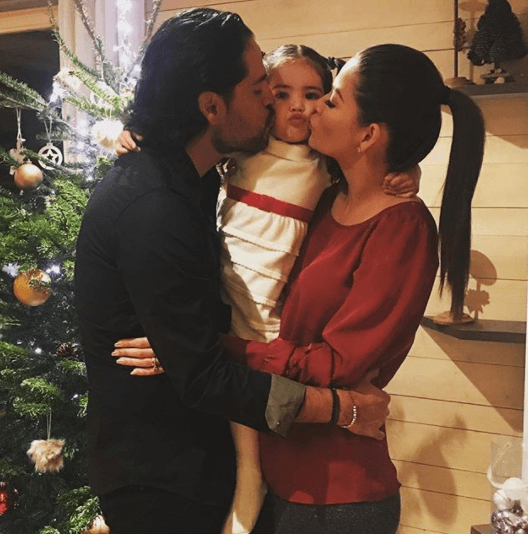 El beso navideño no podía faltar, Giulietta se deja querer por sus papis.