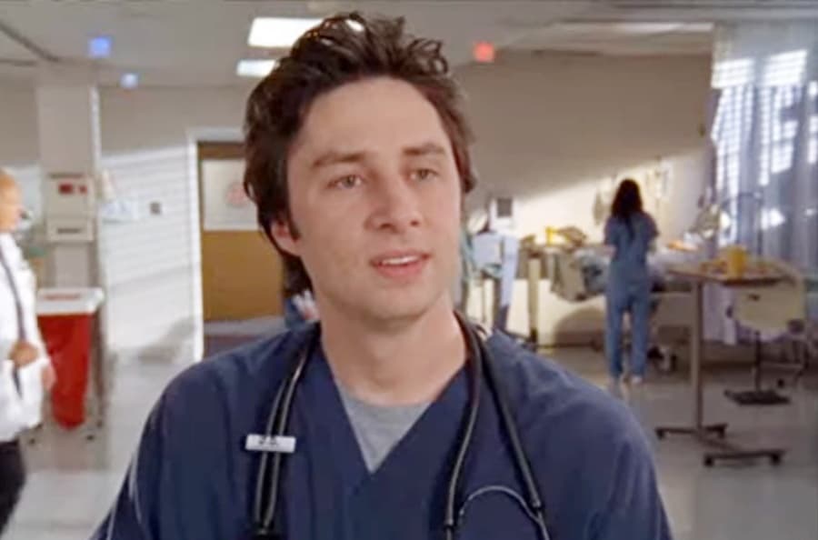 <b>Zach Braff</b>
<br>Interpretó a John “J.D” Dorian, el narrador y personaje principal de la serie, que estuvo enamorado de la doctora Elliot durante casi todo el programa. En la temporada final mostró una gran madurez como personaje y en el último episodio se despidió del hospital Sacred Heart recordando a todas las personas que contribuyeron con su formación profesional.
<br>