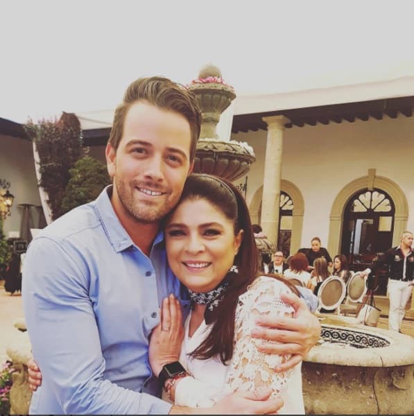 "Con todo mi amor festejando a mi madre, Victoria Ruffo . ¡Feliz por todo lo que hemos vivido juntos ! Te quiero" , fueron la dedicatoria que le escribió el actor a Victoria en su cuenta de Instagram. 
<br>