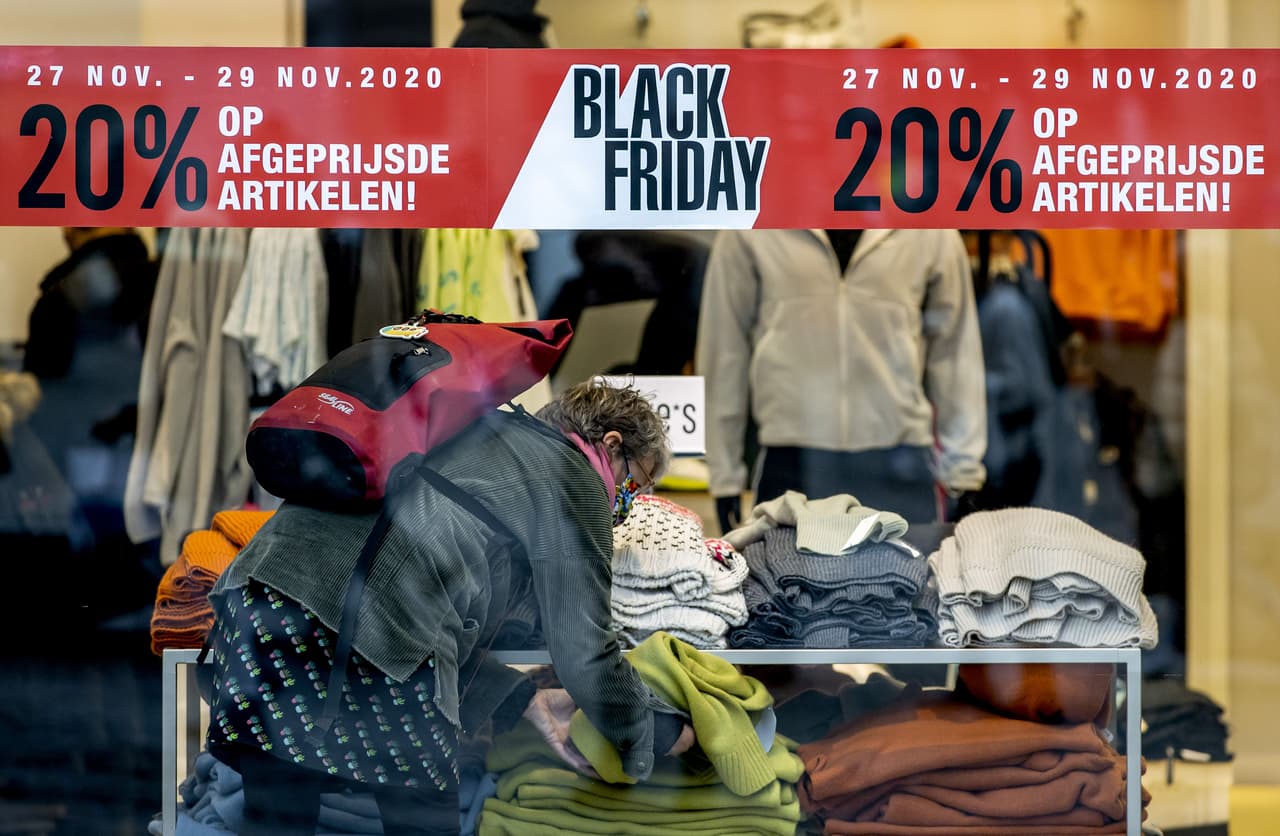 <b>Mantenga su bolso junto a su cuerpo: </b>no permita que su billetera sea un blanco fácil de robo. Si no lleva una cartera o morral, coloque su billetera en uno de sus bolsillos delanteros.