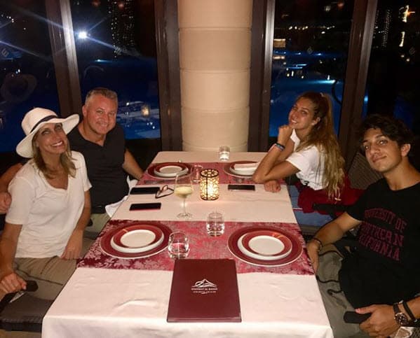"Derechito a cenar con mi hermano @jestefan30 y mis hijos @linaluacess y Lorenzito. ¡Feliz sábado mi gente Bella!", escribió en Instagram.