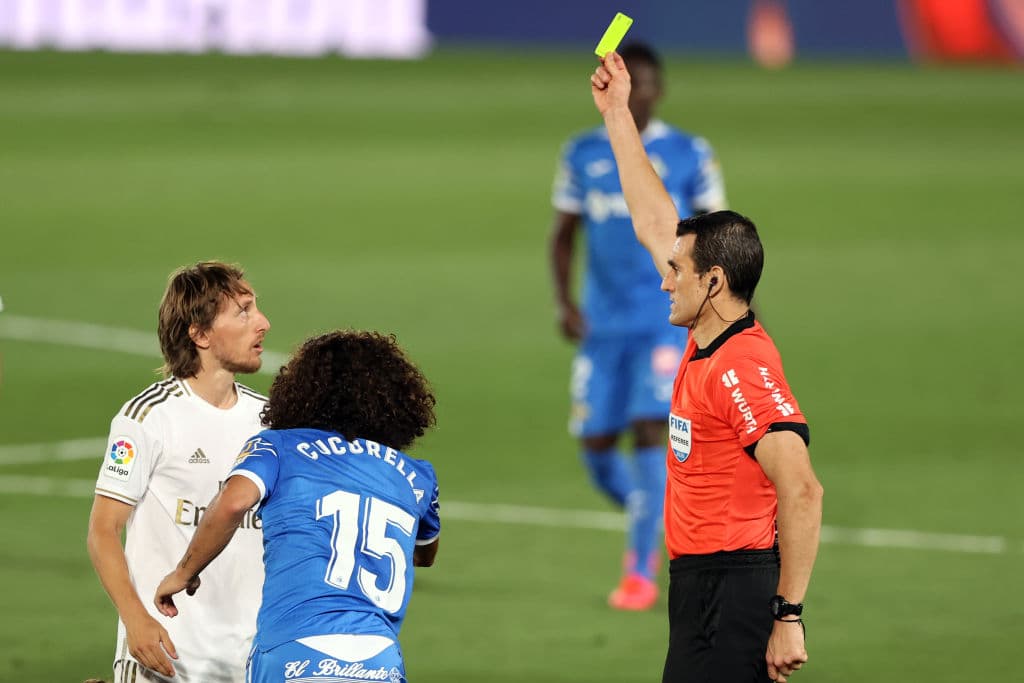 Luka Modric ve la tarjeta amarilla luego de haber llegado tarde a la jugada.
