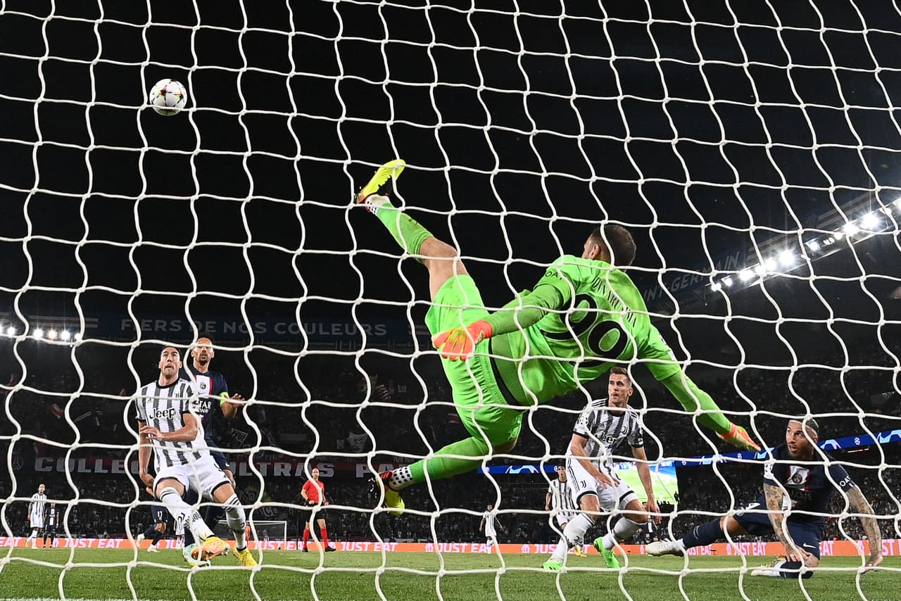 El arquero italiano tuvo una actuación pletórica en contra de sus compatriotas.