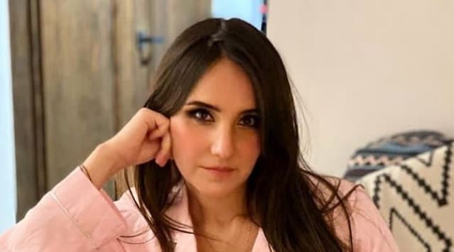 Fue allí donde mantuvo su primera relación amorosa pública con su compañera de set 
<b>Dulce María</b>, quien participó en dichos melodramas.