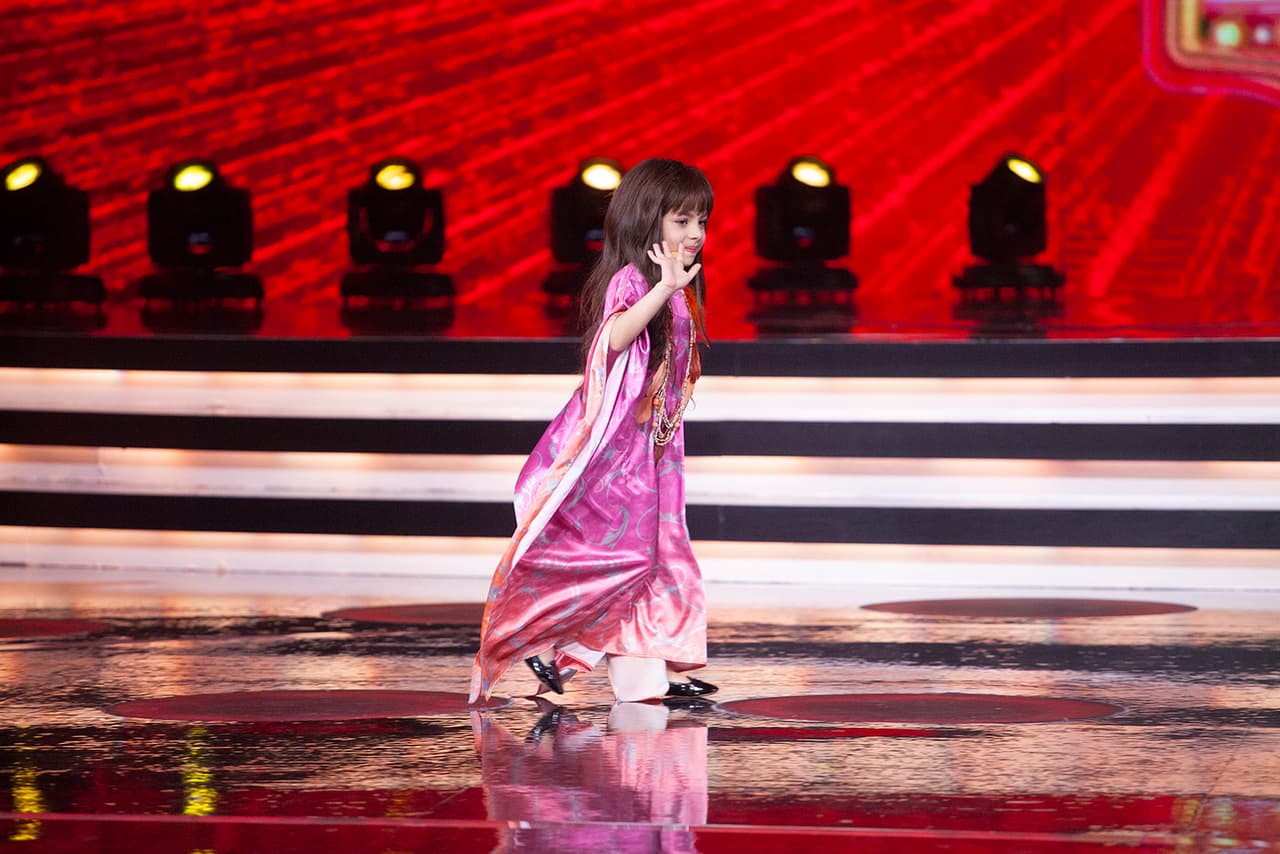 Se trata de una pequeña de ojos verdes que, al igual que 'la Vero' original, habló y 
<a href="https://www.univision.com/shows/pequenos-gigantes/mini-verito-llega-al-estreno-de-pequenos-gigantes-y-termina-cantando-macumba-video" target="_blank">hasta cantó 'Mala noche'</a>.