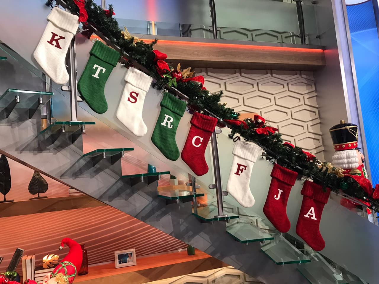 Las botas de Navidad que cuelgan de la escalera ya esperan el día para llenarse de regalos.