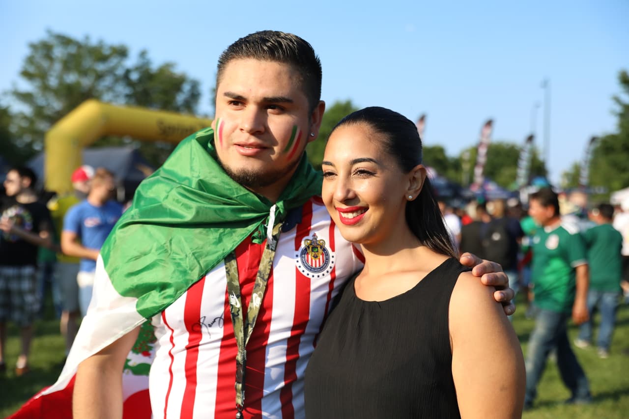 Se tomó fotos con algunos fanáticos que la siguen.