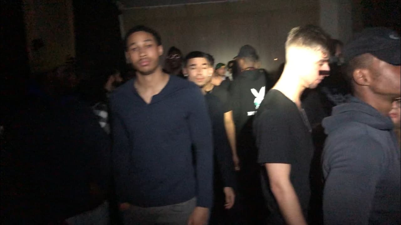 Finalmente, en Queens, unas 150 personas fueron halladas en un bar ilegal en la calle 45-18 104th St en Corona.