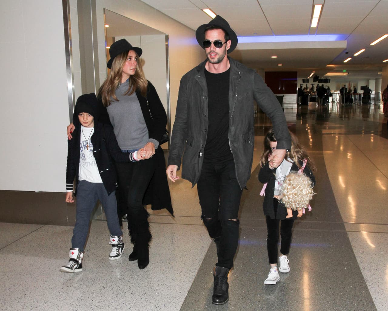 Como toda una familia latina, unida y amorosa.