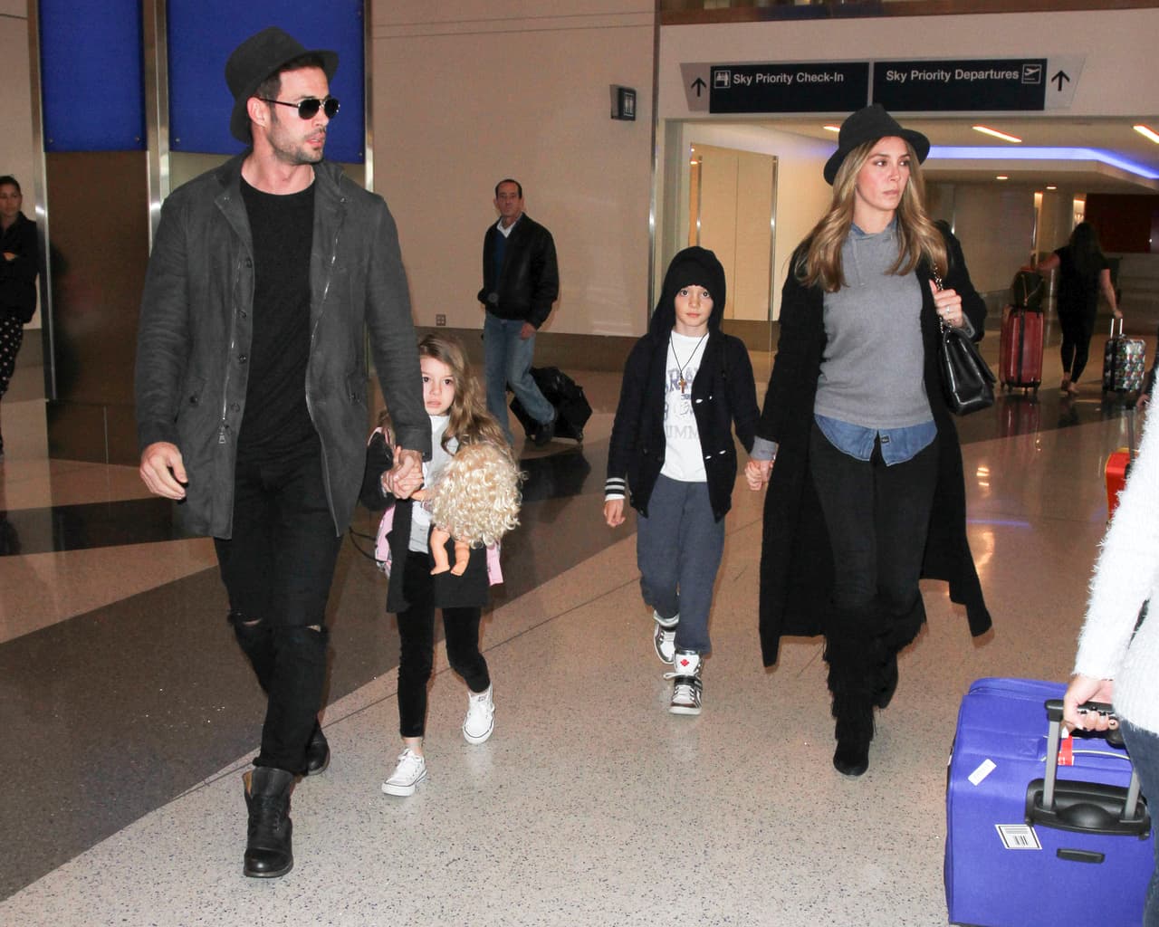 El actor llegó al aeropuerto de Los Angeles con Elizabeth y sus dos pequeñines.