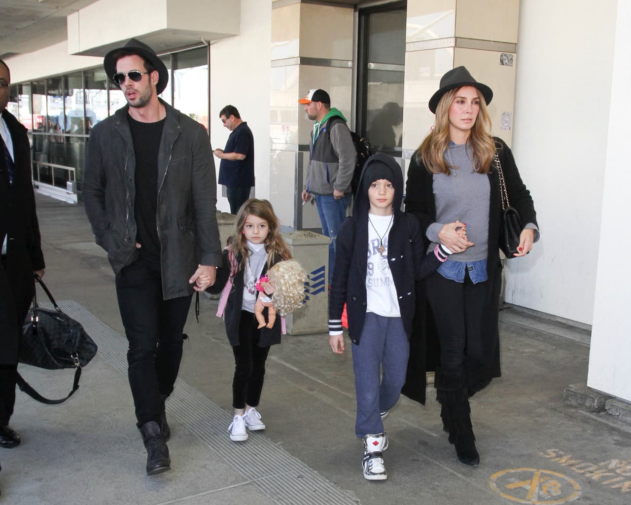 El actor llegó al aeropuerto de Los Angeles con Elizabeth y sus dos pequeñines.