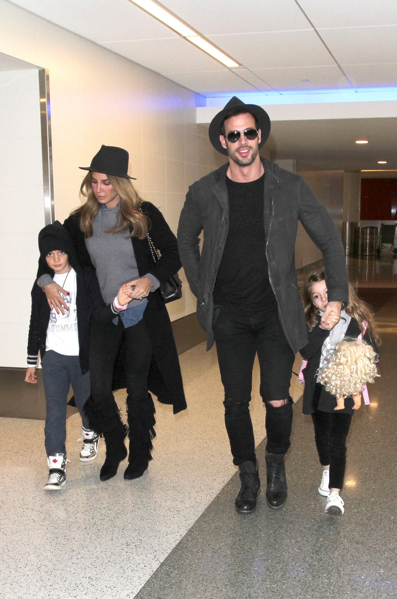 Los pequeños Christopher y Kailey, bien resguardados por sus papis.