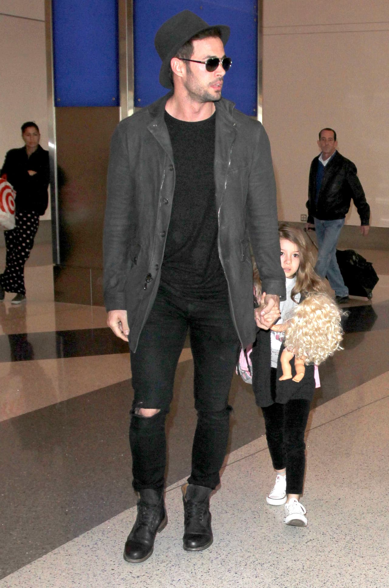 El actor llegó al aeropuerto de Los Angeles con Elizabeth y sus dos pequeñines.