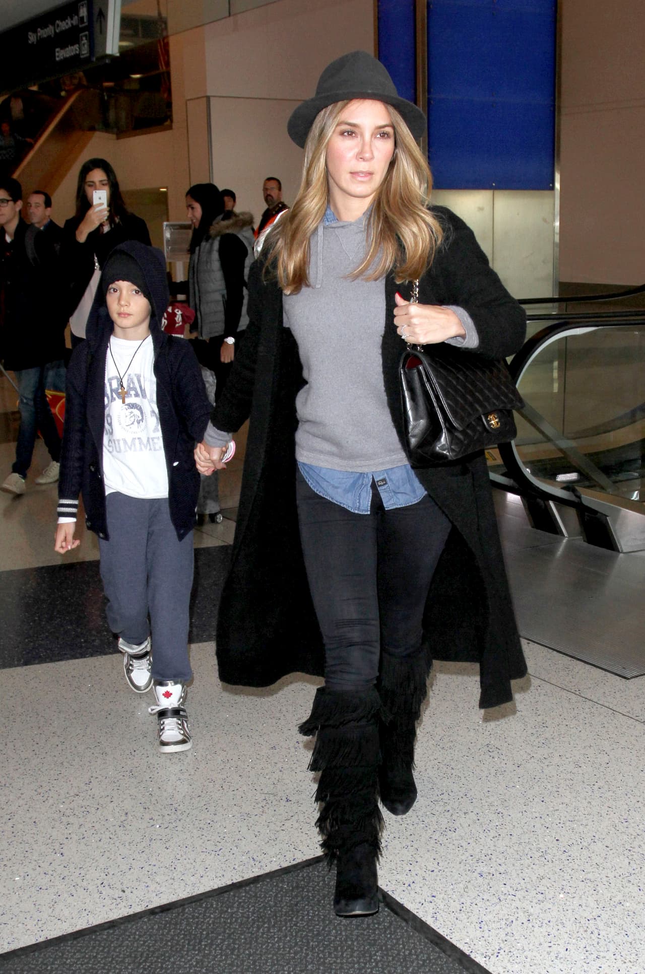 El actor llegó al aeropuerto de Los Angeles con Elizabeth y sus dos pequeñines.