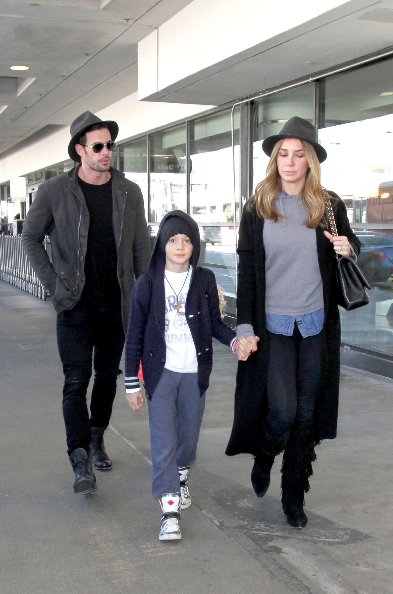 El actor llegó al aeropuerto de Los Angeles con Elizabeth y sus dos pequeñines.