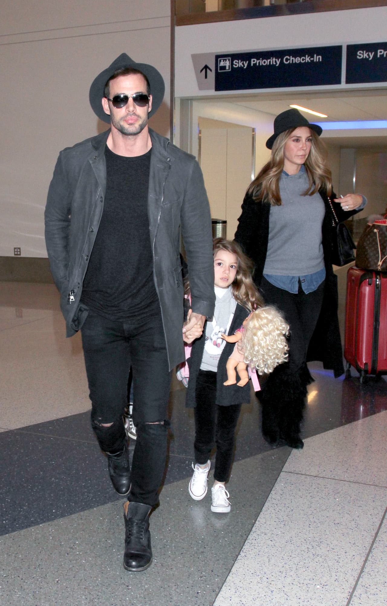 El actor llegó al aeropuerto de Los Angeles con Elizabeth y sus dos pequeñines.