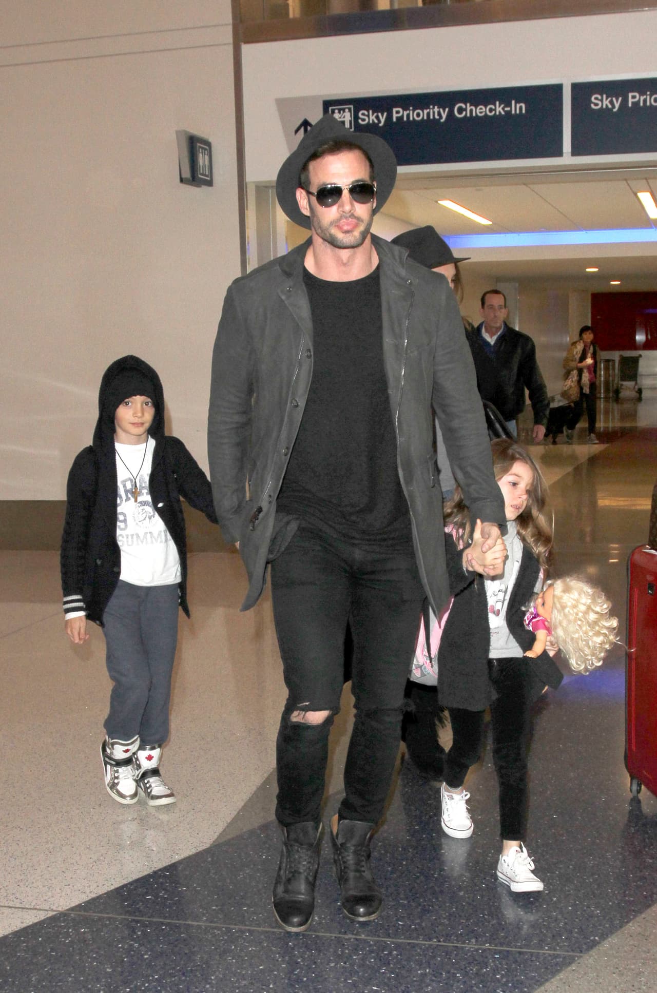 El actor llegó al aeropuerto de Los Angeles con Elizabeth y sus dos pequeñines.