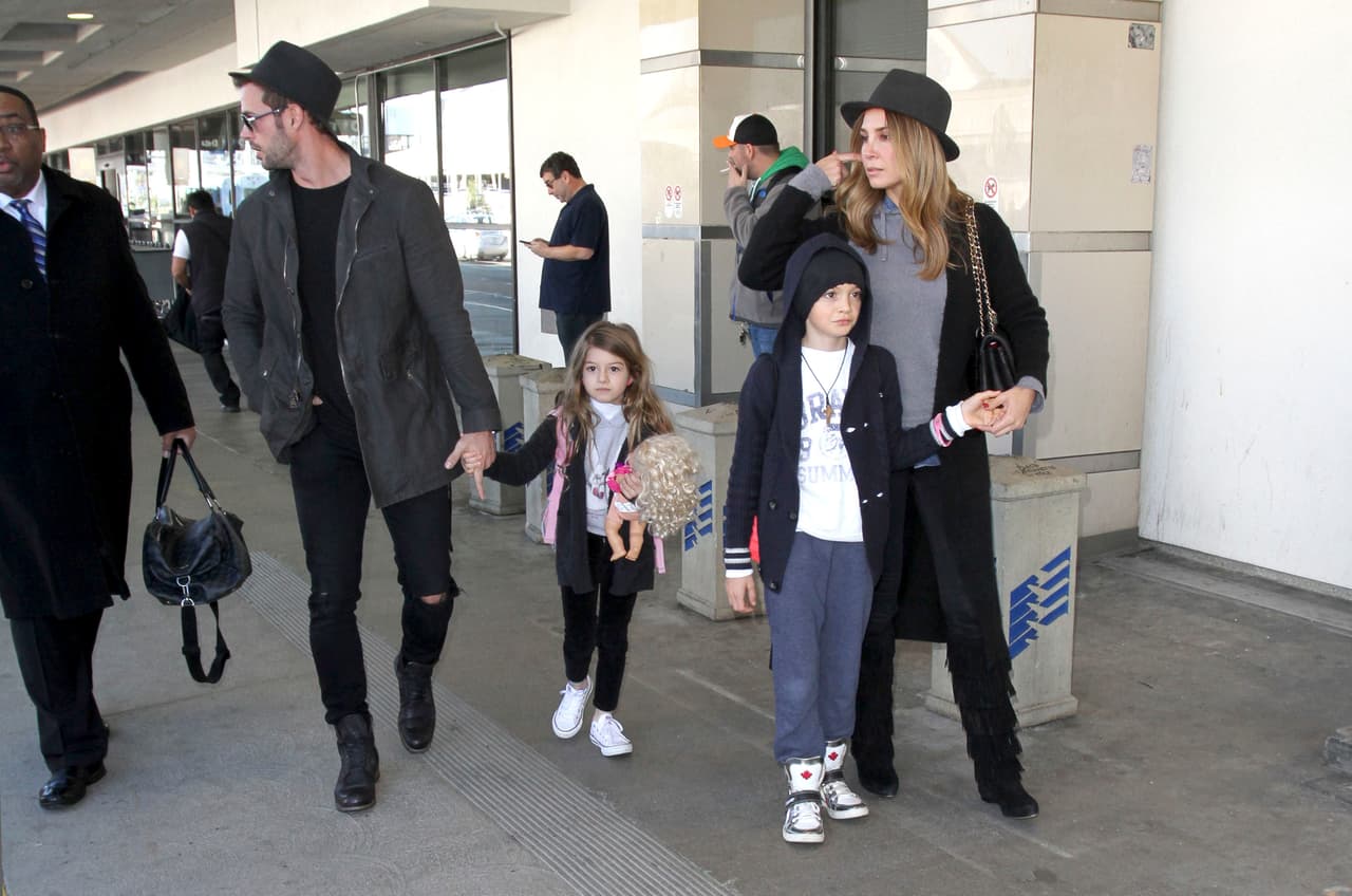 No cargaban ellos con sus maletas.