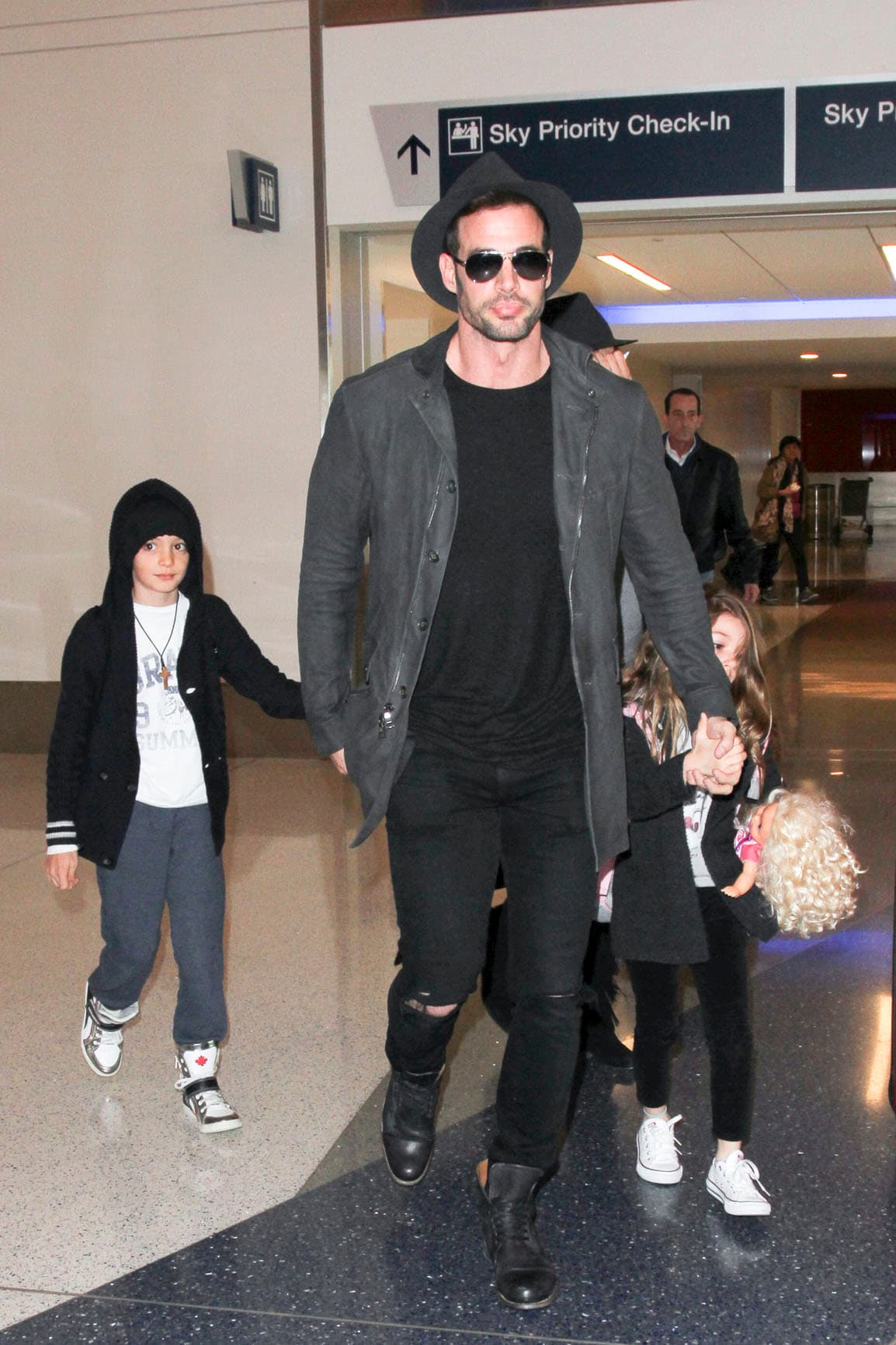 El actor llegó al aeropuerto de Los Angeles con Elizabeth y sus dos pequeñines.