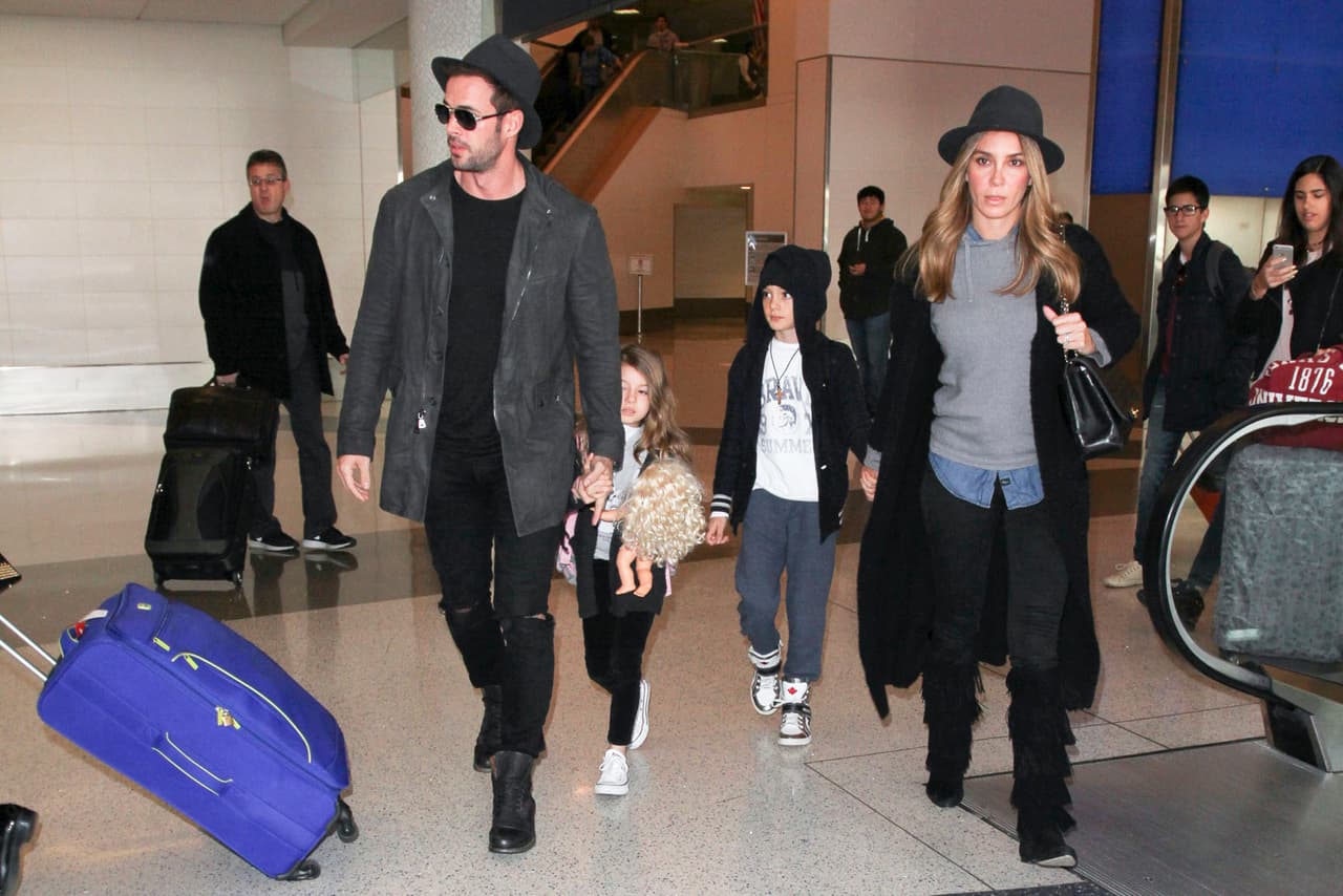 El actor llegó al aeropuerto de Los Angeles con Elizabeth y sus dos pequeñines.