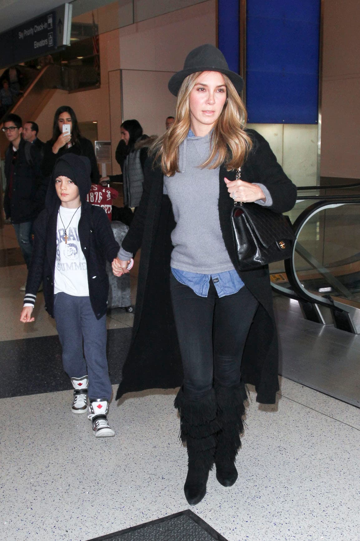 Todo el tiempo, tomados de las manos de sus pequeñines.