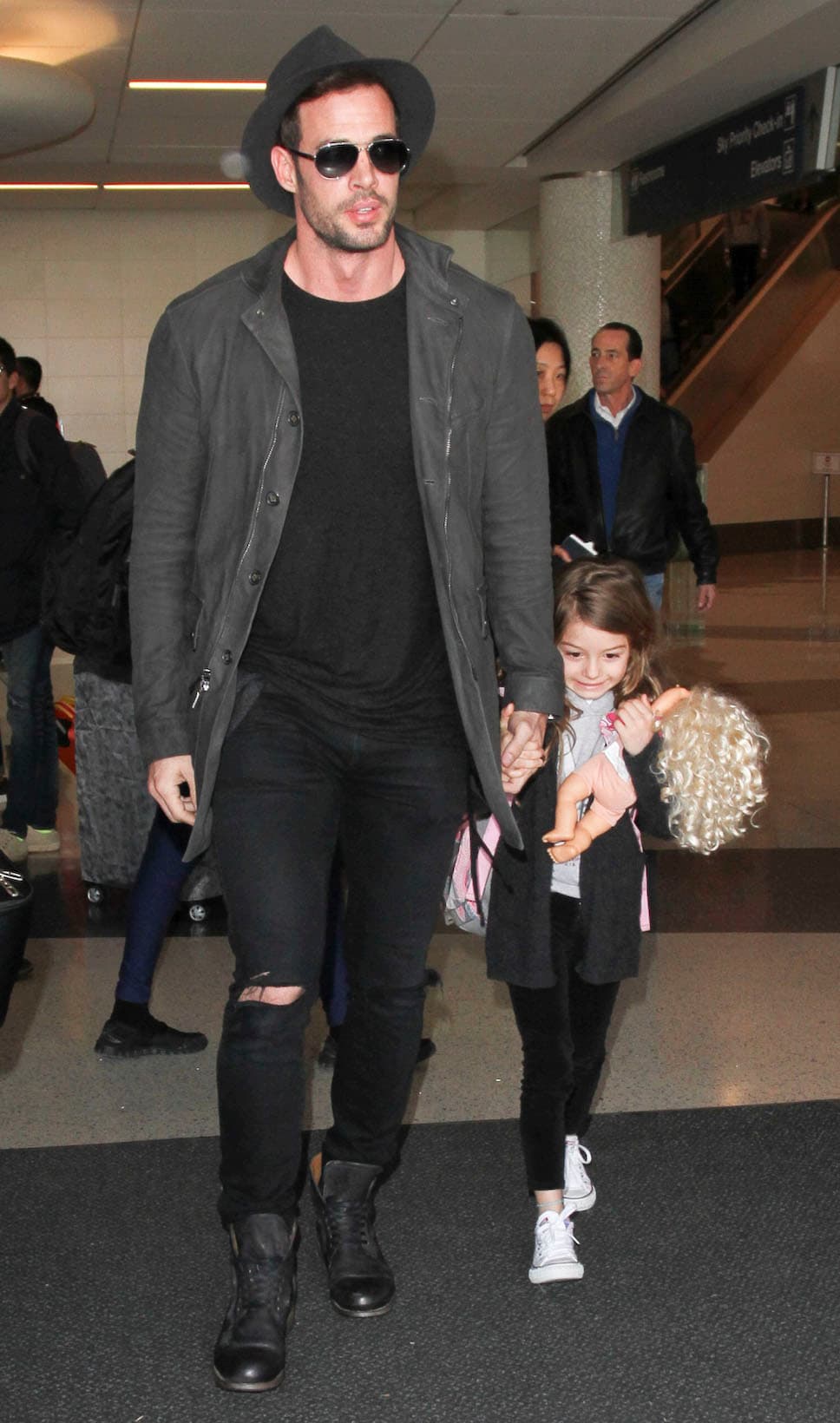 Él, muy coordinadito en tonos grises y negros.